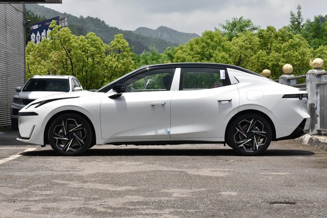500km Lynk & Co Full Electric SUV Car Plug In Hybrid Sạc nhanh 0,45 giờ
