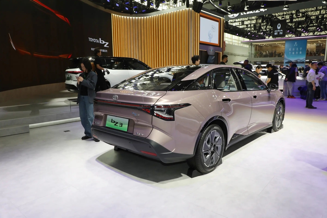 BZ3 Toyota Electric Car FWD Sedan loại với thiết kế lưới tản nhiệt