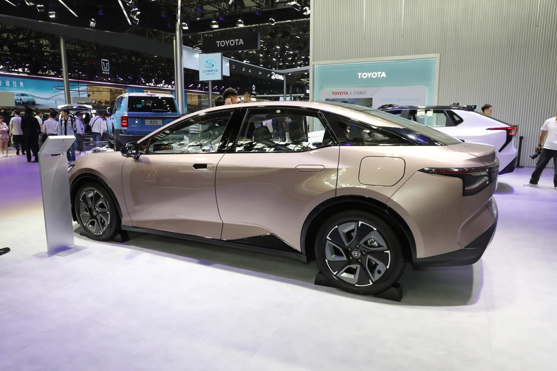 BZ3 Toyota Electric Car FWD Sedan loại với thiết kế lưới tản nhiệt