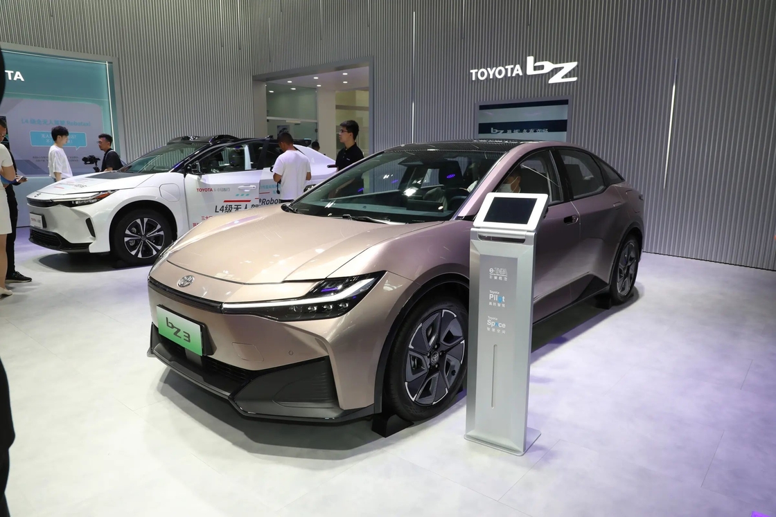 BZ3 Toyota Electric Car FWD Sedan loại với thiết kế lưới tản nhiệt