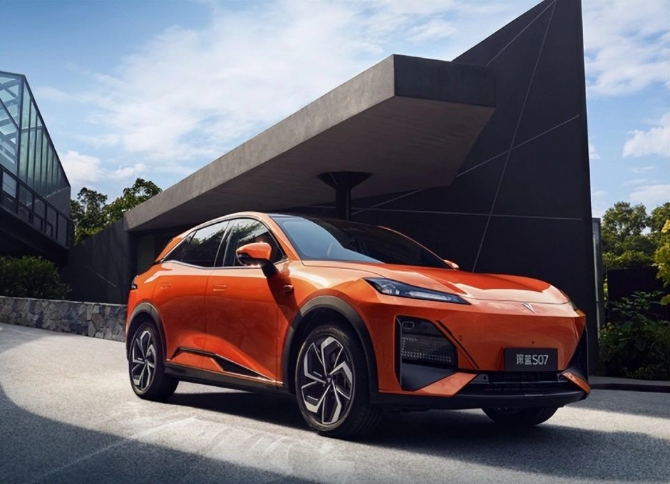 Changan Electric Car DEEP BLUES07 Range mở rộng Xe năng lượng mới cho lái xe bền vững