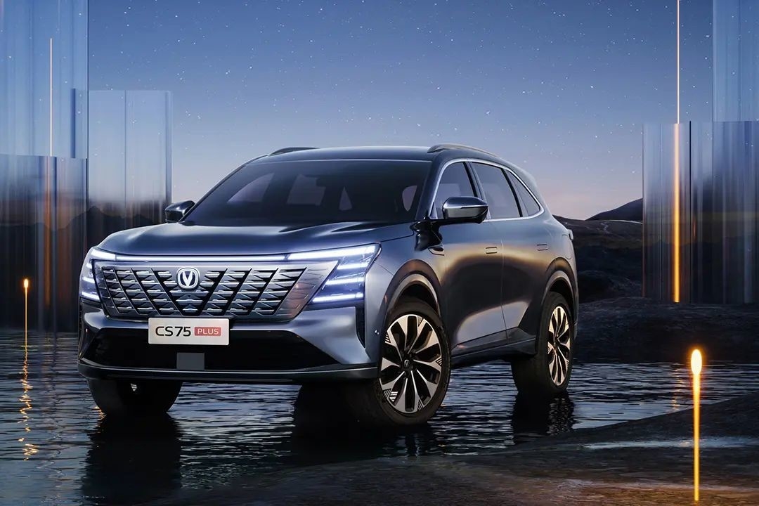 Chiếc xe xăng Changan nhỏ gọn 5 cửa 5 chỗ ngồi CS75 Plus SUV Đạp trước