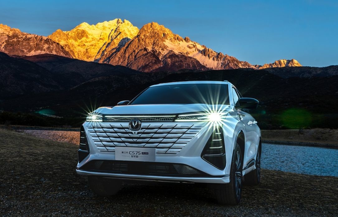 Chiếc xe xăng Changan nhỏ gọn 5 cửa 5 chỗ ngồi CS75 Plus SUV Đạp trước