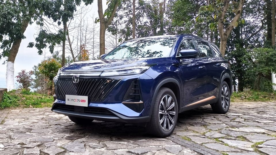 Chiếc xe xăng Changan nhỏ gọn 5 cửa 5 chỗ ngồi CS75 Plus SUV Đạp trước
