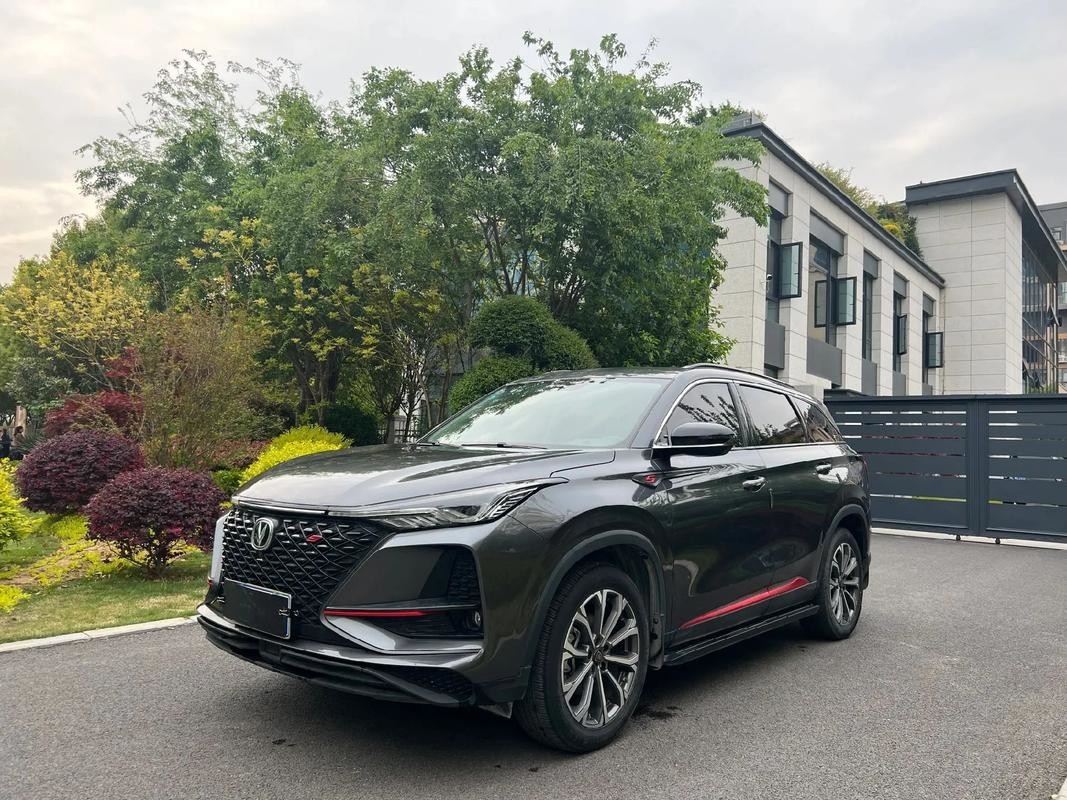 Chiếc xe xăng Changan nhỏ gọn 5 cửa 5 chỗ ngồi CS75 Plus SUV Đạp trước