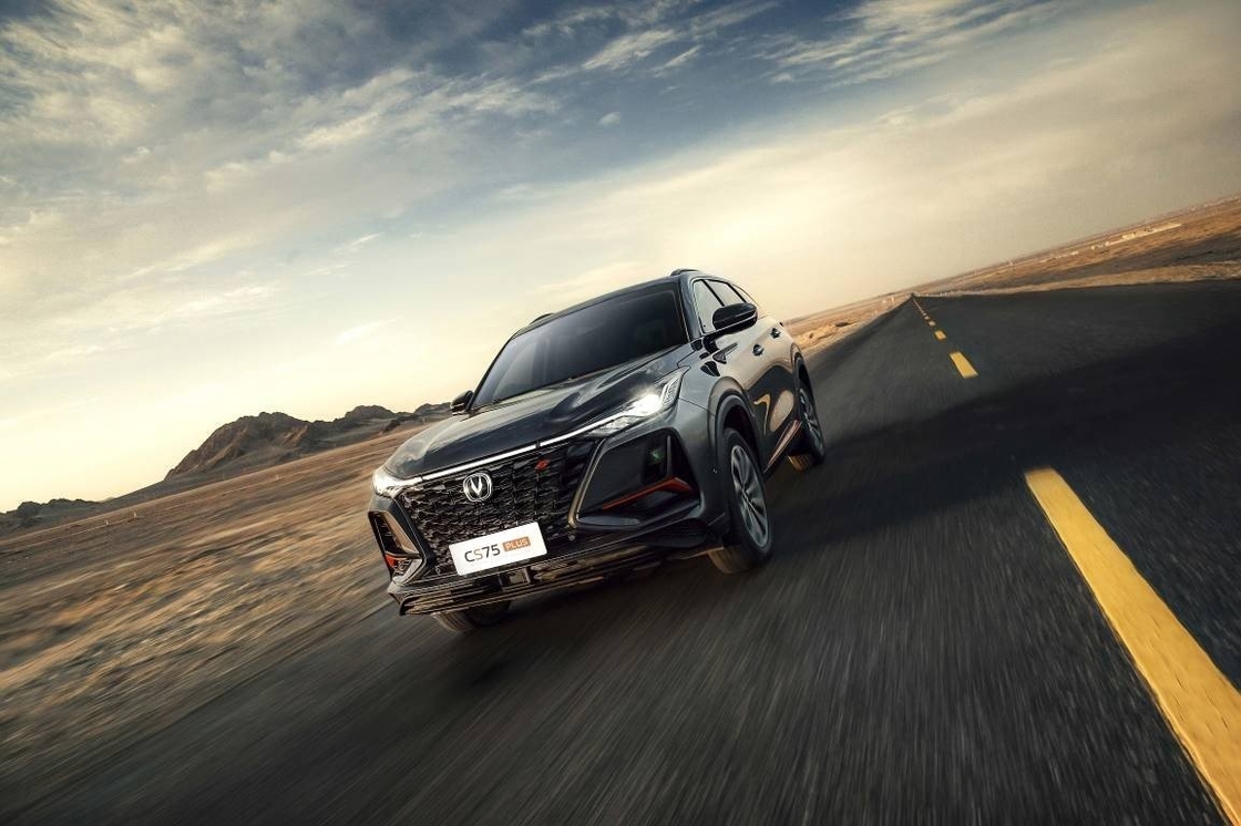 5 chỗ ngồi Changan xe hơi xăng Sedan loại CS75 Plus Lái xe phía trước 200km / h
