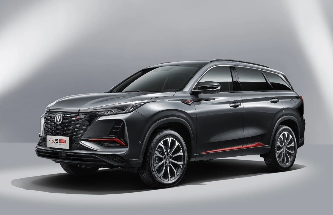 Dầu xăng Changan CS75 Plus SUV màu đen 5 chỗ ngồi