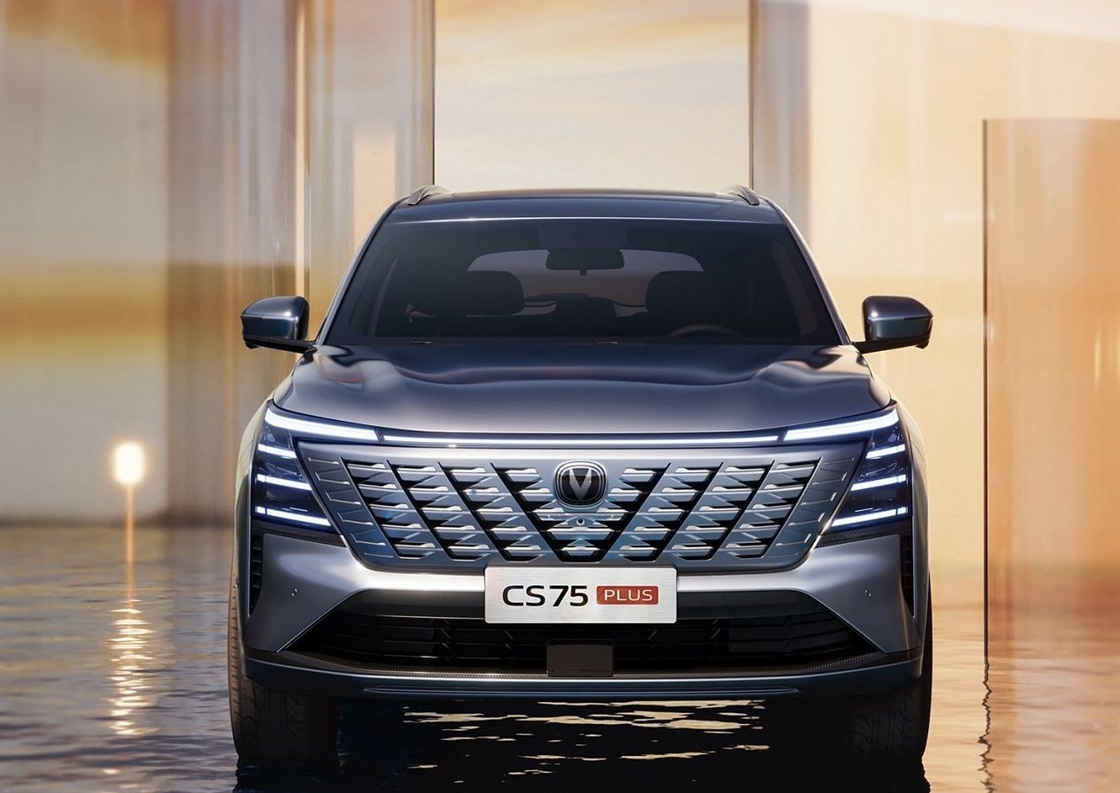 Dầu xăng Changan CS75 Plus SUV màu đen 5 chỗ ngồi
