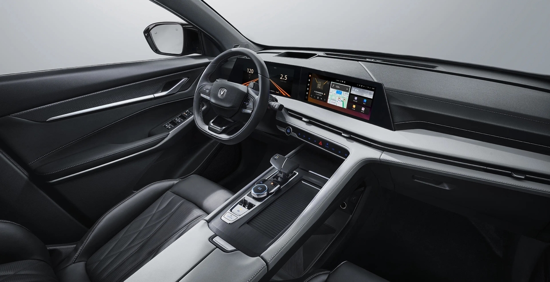 5 chỗ ngồi Changan xe hơi xăng Sedan loại CS75 Plus Lái xe phía trước 200km / h