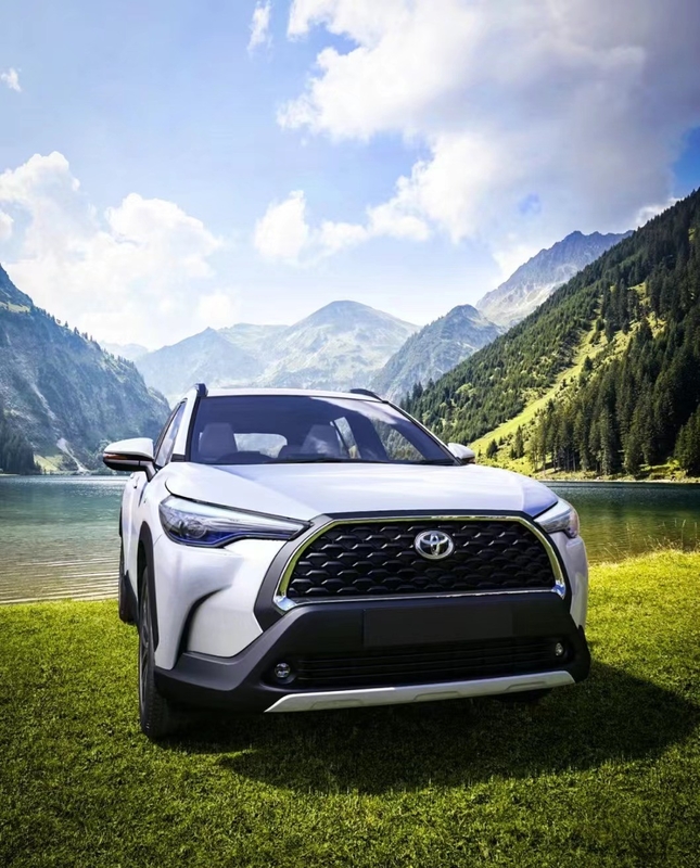 Xe hơi xăng Toyota Corolla FWD trung bình cho các chuyến đi hàng ngày và lái xe cuối tuần