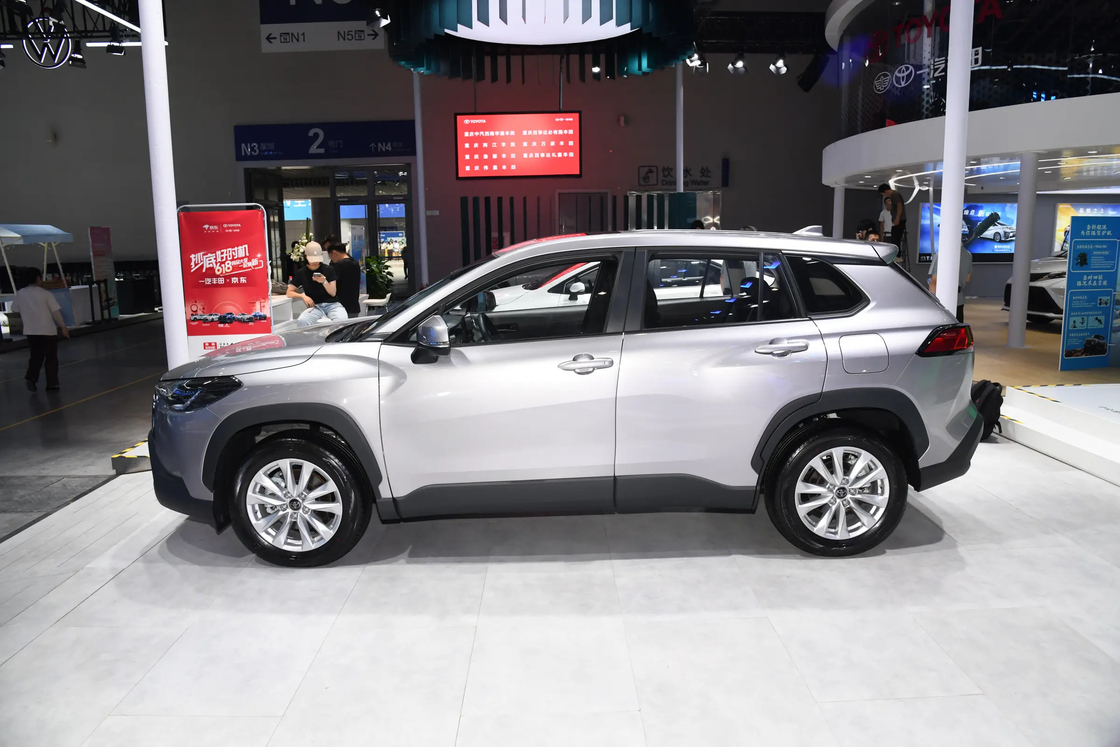 Xe hơi xăng Toyota Corolla FWD trung bình cho các chuyến đi hàng ngày và lái xe cuối tuần