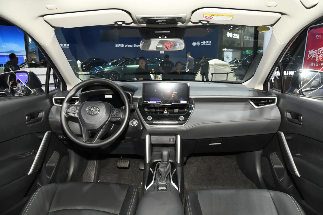 Xe hơi xăng Toyota Corolla FWD trung bình cho các chuyến đi hàng ngày và lái xe cuối tuần