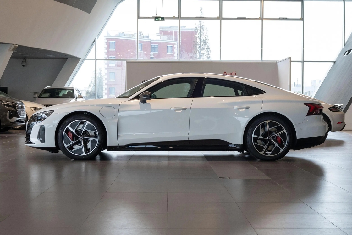 Audi RS E-tron GT 2023 Mô hình cơ bản Động cơ trung bình đến lớn