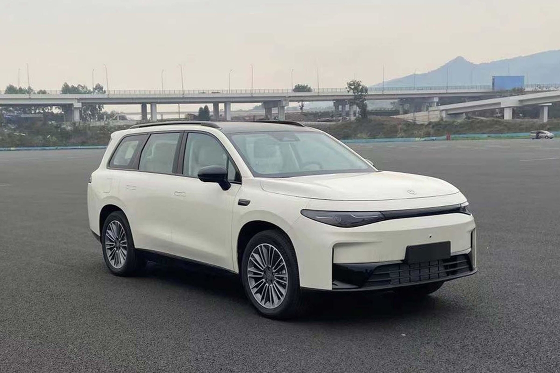 Leapmotor Electric Car C16 Một chiếc SUV tầm trung đến lớn với một lớp nhìn trapezoidal Air Intake Grille và sáu tùy chọn màu cơ thể