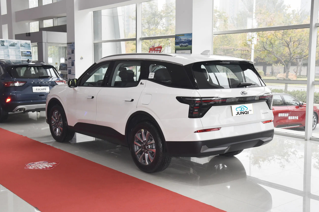 Chiếc xe mới Ford Ruijie L 2 0t Hai lái 5 cửa 7 chỗ